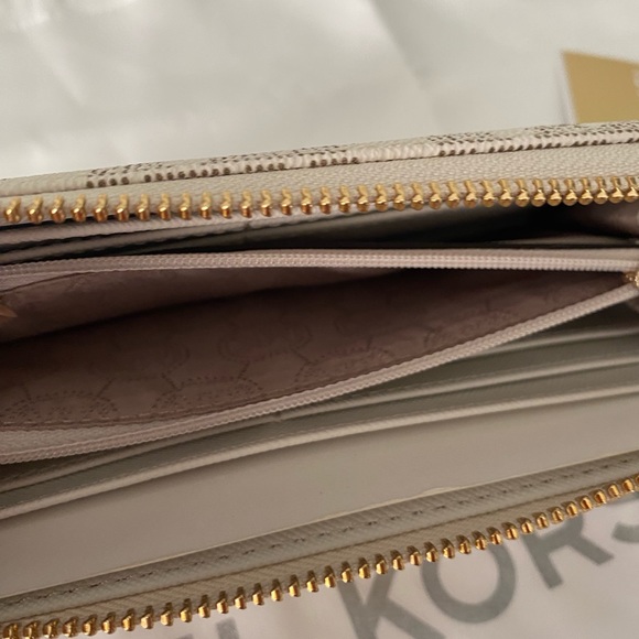 Michael Kors Grayson satchel with matching wallet - Picture 7 of 10